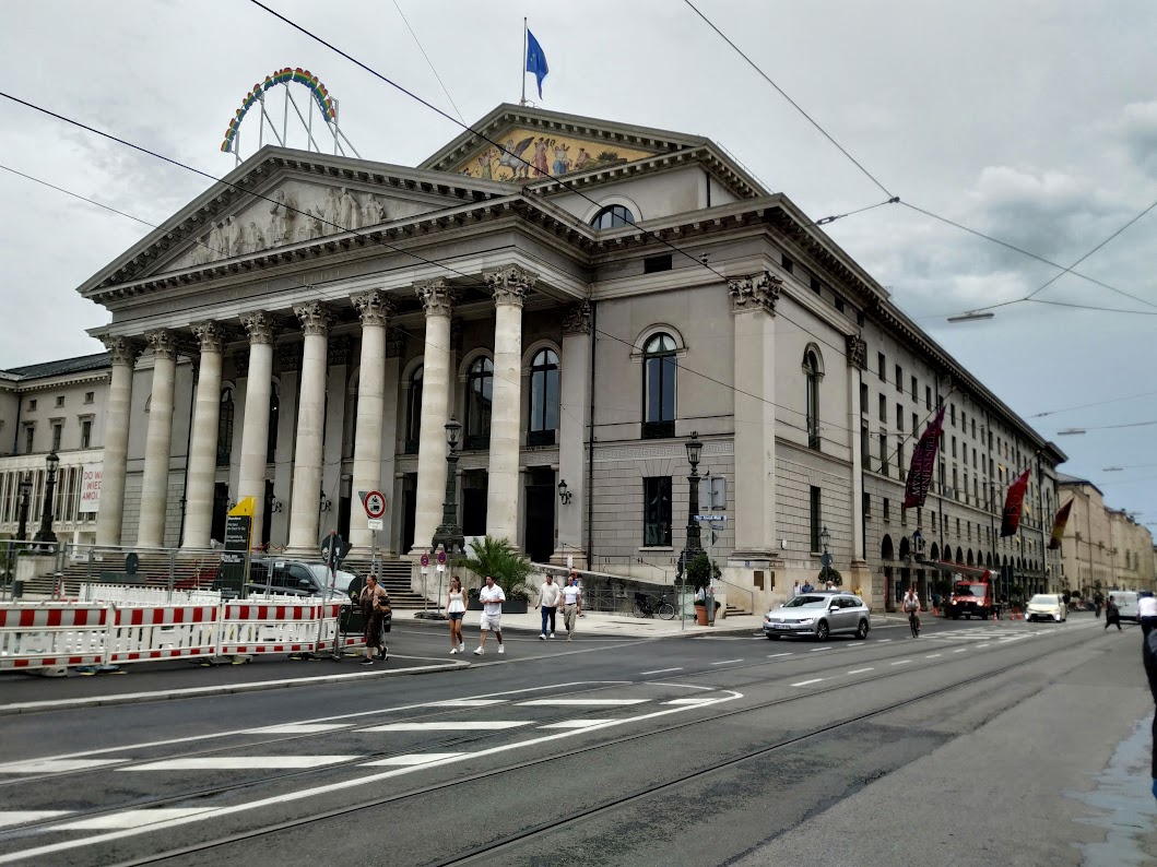 Staatsoper München mit Regenbogen-farbener Schrift am Dach: DREAMS AND DRAMAS
