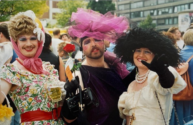 3 aufgetakelte Tunten