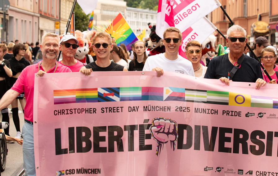 Stadtrat Bernd Müller von der Rosa Liste mit Transparent Libertè Diversitè ... und Kollegen